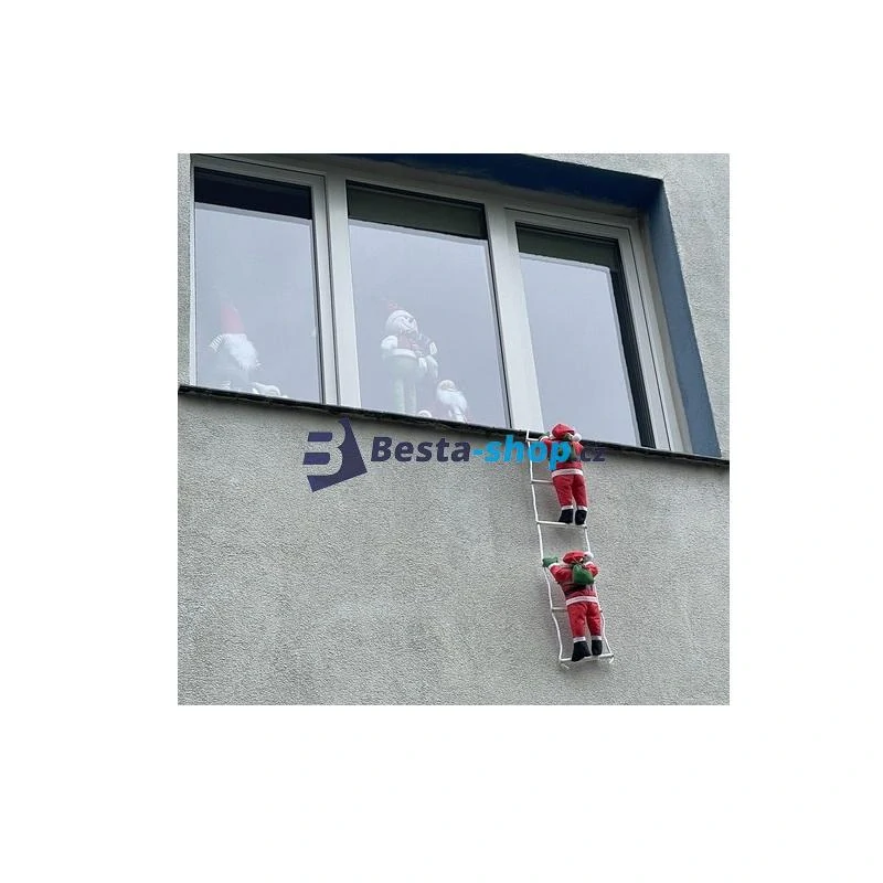 Šplhající Santa Claus po žebříku